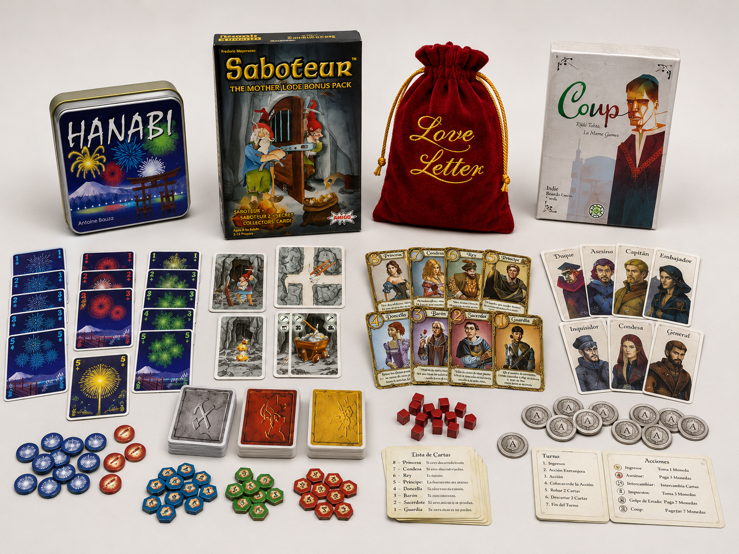 Jogos de cartas e blefe Coup, Love Letter, Saboteur e Hanabi com cartas espalhadas
